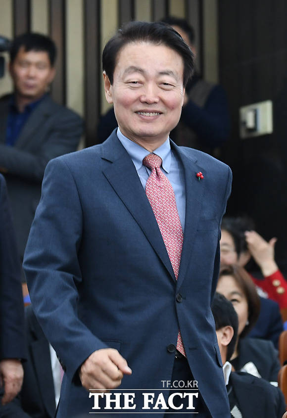 한선교 한국당 전당대회 의장은 21일 부산 벡스코에서 열린 전당대회 후보자 합동연설회에서 전대 의장으로서 말하겠다. 우리 청년 최고위원 후보가 문재인을 탄핵해야 한다는 발언을 했다고 문제가 될 건 없다고 생각한다고 밝혔다. /이새롬 기자