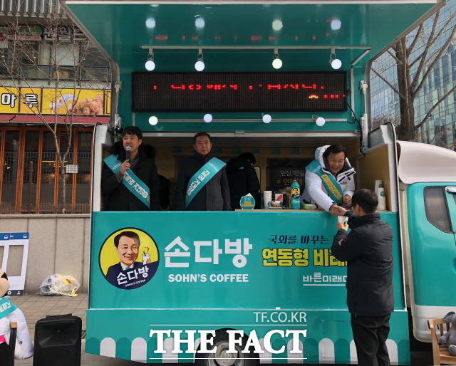 지난달 10일 바른미래당이 판교 테크노밸리에서 연동형 비례대표제 홍보 캠페인을 진행하고 있는 모습. /문혜현 기자