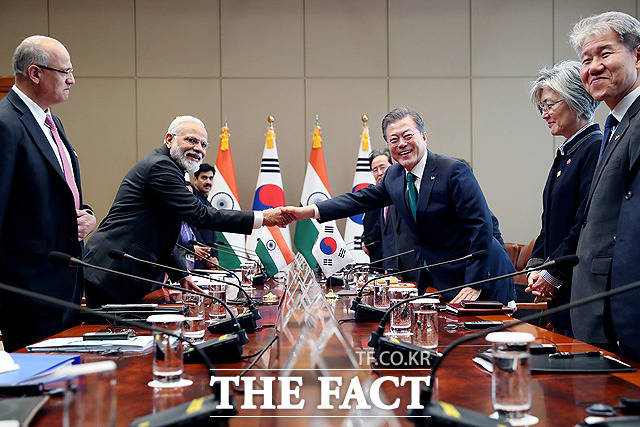 문재인 대통령(왼쪽 세번째)과 국빈 방문 중인 나렌드라 모디 인도 총리(왼쪽 두번째)가 22일 오전 청와대에서 열린 확대 정상회담에서 악수를 하고 있다. / 청와대 제공