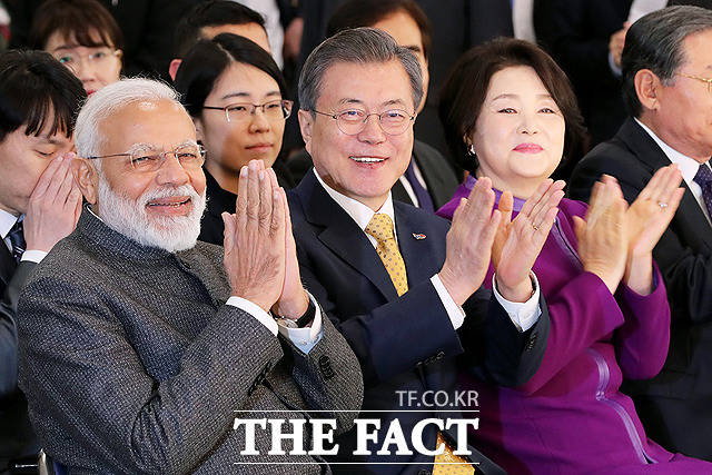 환한 미소 짓는 나렌드라 모디 인도 총리와 문재인 대통령, 김정숙 여사(왼쪽부터)