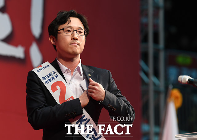 문재인 대통령을 탄핵시키겠다고 주장해 온 김준교 청년 최고위원 후보는 이날 김진태 후보 지지자들로부터 열렬한 환호를 받았다. /임세준 기자