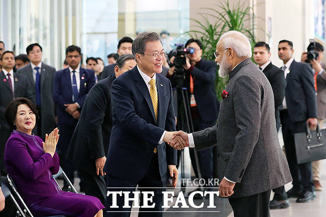 악수하는 문재인 대통령(왼쪽)과 나렌드라 모디 인도 총리