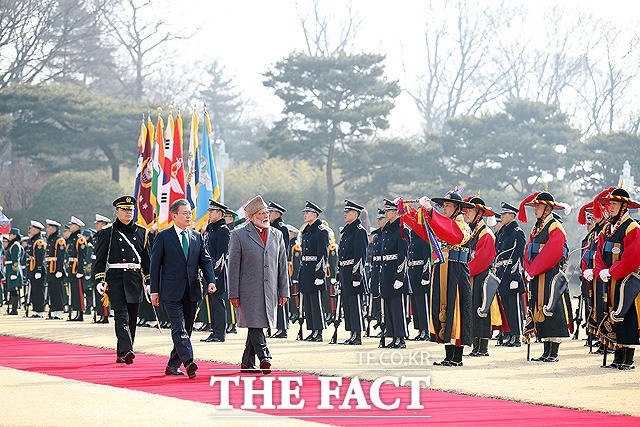 의장대 사열하는 문재인 대통령(왼쪽)과 모디 총리
