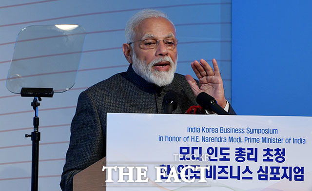 모디 총리가 21일 서울 소공동 롯데호텔에서 열린 한·인도 비즈니스 심포지엄에 참석해 기조연설을 하고 있다. 모디 총리는 이 자리에서 한국 기업의 적극적인 인도 시장 투자를 요청했다. /이덕인 기자