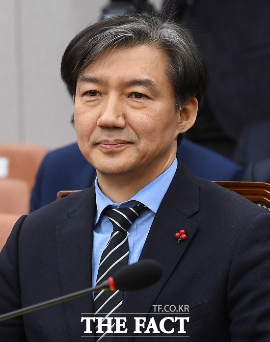 조국 청와대 민정수석은 22일 고위공직자비리수사처 신설과 관련한 국민청원 답변에서 국회의원 등 선출직 공직자는 수사대상에서 제외하는 방안을 검토할 수 있다고 밝혔다. /이새롬 기자