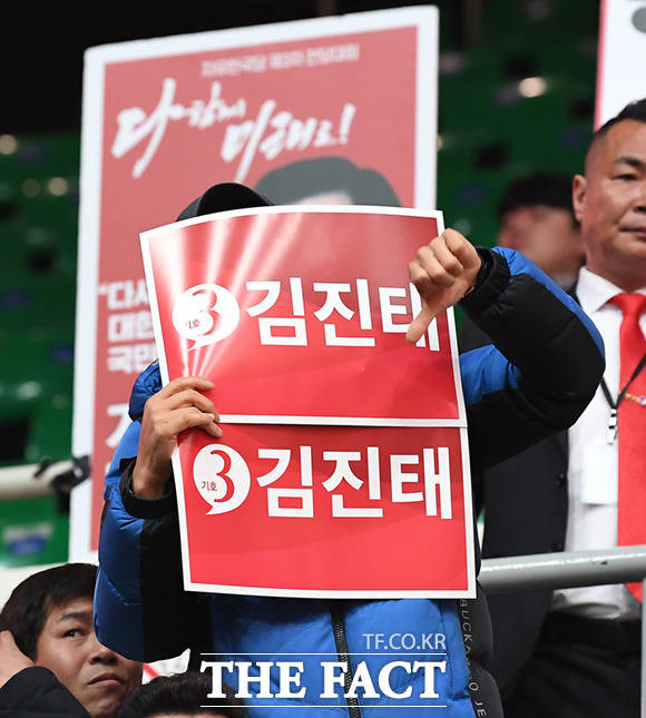 오세훈 후보의 발언에 야유를 보내는 김진태 후보 지지자들