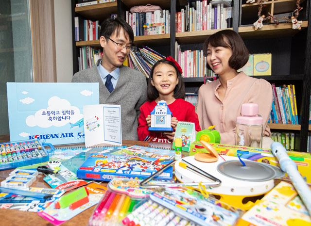 대한항공은 초등학생 임학을 앞둔 임직원 자녀 722명에게 선물 세트와 축하 카드를 전달하는 등 가족친화경영을 펼치고 있다고 22일 밝혔다. /대한항공 제공