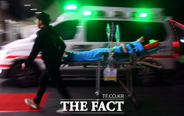 구급차에서 내린 환자가 구급대원의 도움을 받아 응급센터로 이동하고 있다. /이동률 기자