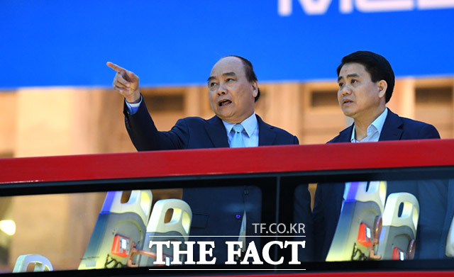 준비사항 지시하는 응우옌 쑤언 푹 베트남 총리(왼쪽).