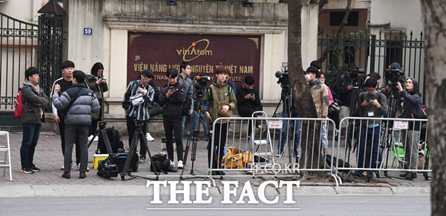 24일 오후 베트남 하노이의 김정은 국무위원장 숙소로 유력한 멜리아 호텔 앞에는 각국 취재진들로 가득했다. /임세준 기자