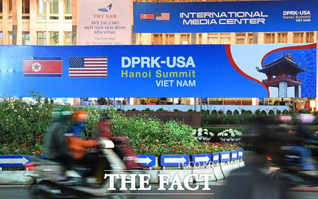 하노이 시내 곳곳에 DPRK-USA Hanoi Summit VIET NAM이라는 문구가 담긴 현수막이 달렸다. /임세준 기자