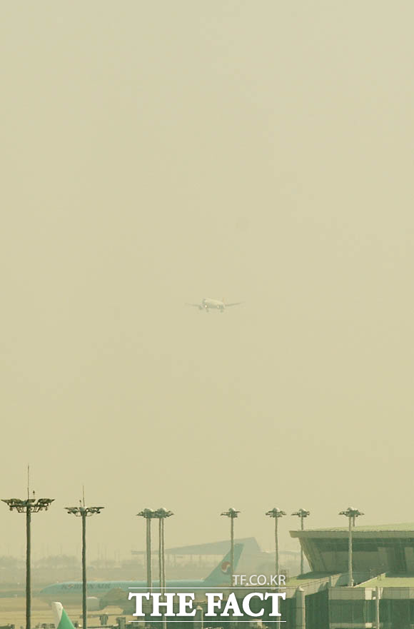 수도권을 비롯해 전국 대부분 지역에서 미세먼지 농도가 나쁨 수준을 보이는 24일 오후 미세먼지로 뿌옇게 보이는 인천국제공항 위로 여객기가 착륙하고 있다. /인천국제공항=김세정 기자