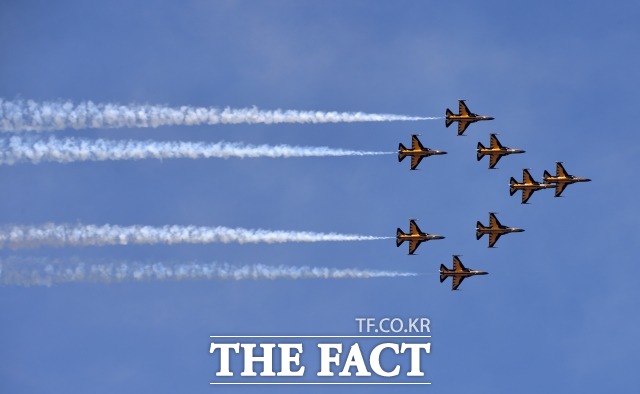 공군 특수비행팀인 블랙이글스가 25일 서울 광화문 상공에 모습을 드러낸다. /더팩트 DB