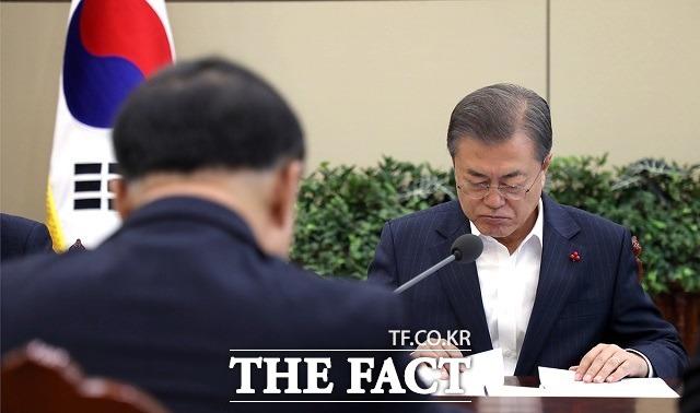 이른바 환경부 블랙리스트 의혹으로 검찰이 수사하고 있는 가운데 청와대 개입 여부가 초미의 관심사로 떠오르고 있다. /청와대 제공