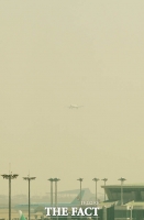 [TF포토] '짙은 미세먼지 뚫고 착륙하는 비행기'