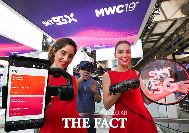 MWC19 개막을 이틀 앞둔 23일(현지시간) 스페인 바르셀로나 피아그란비아 전시관 내 SK텔레콤 부스에서 모델들이 5G 제품을 선보이고 있다./스페인=사진공동취재단