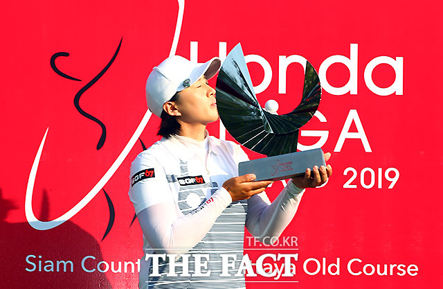 양희영이 24일 태국 촌부리의 시암 골프장에서 열린 미국여자프로골프(LPGA) 투어 혼다 LPGA 타일랜드 최종 라운드에서 6타를 줄여 합계 22언더파로 우승했다. 양희영은 태국에서만 세 번째 우승을 차지했다. /LPGA 제공