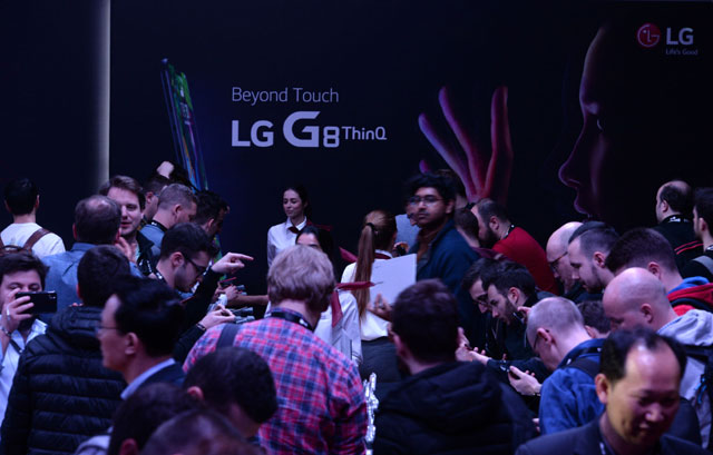 LG전자 신제품 공개 행사장을 찾은 관람객들이 제품을 살펴보고 있다. /LG전자 제공