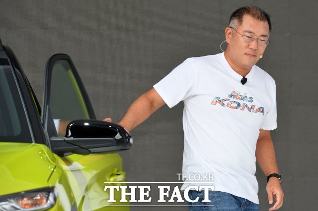 현대자동차그룹이 오는 3월부터 서울 양재동 현대자동차 본사를 시작으로 임직원들의 근무 복장을 자율화하는 방안을 적극적으로 검토 중인 것으로 확인됐다. 정의선 현대자동차그룹 총괄 수석부회장 /더팩트 DB