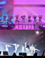  Z-BOYS와 Z-GIRLS, 성공적인 데뷔 무대