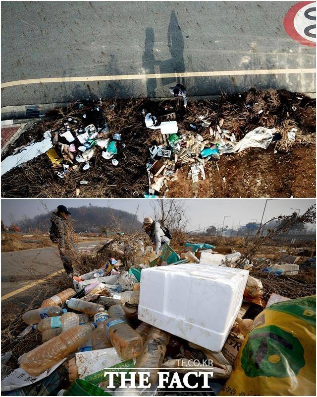 3월 22일 인천 중구 중산동에서 한 모녀가 소유지에 버려진 불법 폐기물을 치우는 장면.