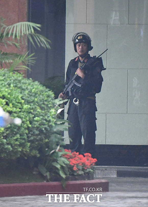 김정은 위원장 숙소 멜리아 호텔 주변에는 무장병력이 배치되어 있다.
