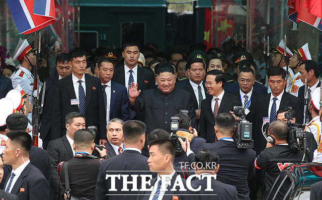 북미정상회담을 하루 앞둔 26일 김정은 북한 국무위원장이 중국과 접경지역인 베트남 랑선성 동당역에 도착한 뒤 손을 흔들며 차량으로 이동하고 있다. / 랑선성(베트남)=임세준 기자
