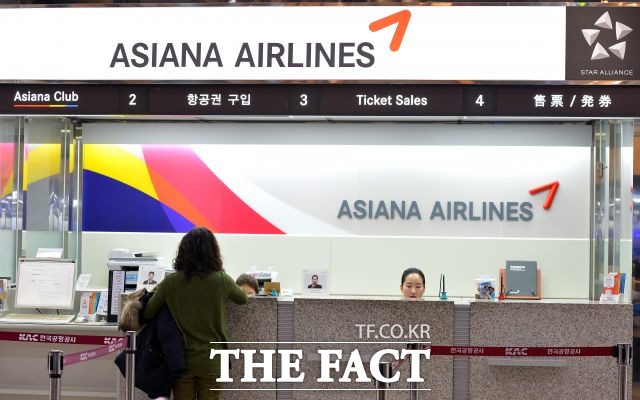 국토교통부는 25일 항공교통심의위원회를 열고 인천-울란바타르 간의 주 3회 운수권을 아시아나항공에 배분했다. /더팩트 DB