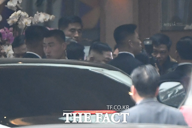 김정은 북한 국무위원장이 제2차 북미정상회담을 하루 앞둔 26일 오전 베트남 하노이에 도착해 숙소 멜리아 호텔로 들어서고 있다. /하노이(베트남)=임세준 기자