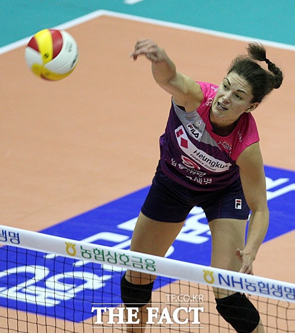 27일(수) 열리는 2018-19 V리그 여자부 경기를 대상으로 한 배구토토 스페셜 27회차 투표율을 중간집계한 결과, IBK기업은행-흥국생명(2경기)전에서 국내 배구팬의 66.22%가 홈팀 IBK기업은행의 우세를 전망했다. / KOVO 제공