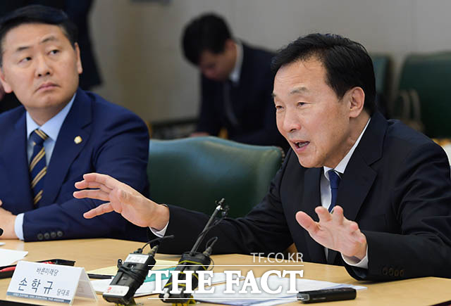 손학규 바른미래당 대표(오른쪽)가 26일 오후 서울 강남구 삼성동 트레이드타워에서 열린 한국무역협회와의 정책간담회에서 발언을 하고 있다. /김세정 기자