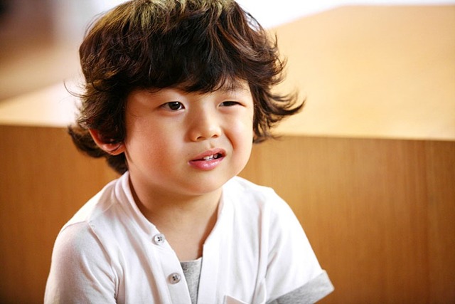 왕석현은 2008년 영화 과속스캔들에서 박보영 차태현과 연기호흡을 맞추며 연예계에 발을 디뎠다. /과속스캔들 스틸