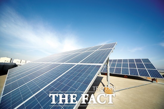 한화케미칼은 지난해 자회사 한화큐셀의 태양광 사업 손실에 따른 일회성 비용 등이 발생해 전년대비 영업이익이 크게 감소했다. /더팩트DB