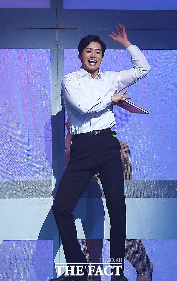가수 겸 배우 오종혁이 26일 오후 서울 용산구 블루스퀘어 인터파크홀에서 열린 뮤지컬 그날들프레스콜에서 화려한 공연을 펼치고 있다. /이동률 기자