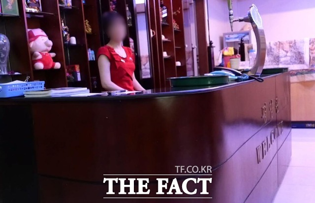 <더팩트>가 25일 찾은 베트남 하노이 북한 식당 평양관 1층 커피점에서 점원이 카운터에 서서 손님을 맞이하고 있다. /하노이(베트남)=이원석 기자
