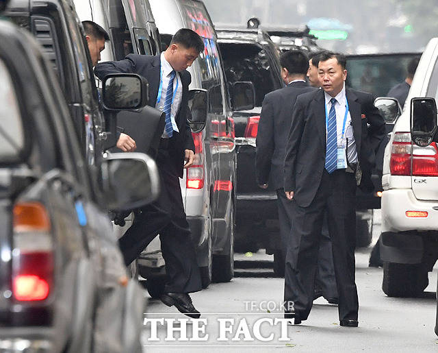 북측 경호팀이 메트로폴 호텔에서 하차하고 있다. /임세준 기자