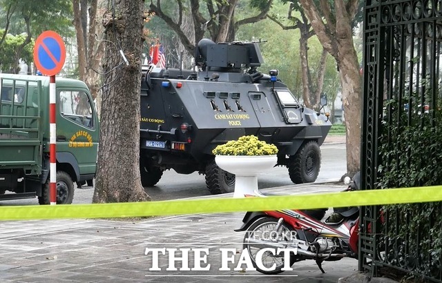 메트로폴 근처 대기 중인 장갑차. /이원석 기자