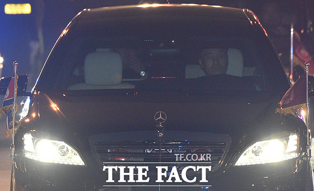 김정은 북한 국무위원장이 27일 오후 트럼프 미국 대통령과의 만찬이 예정되어 있는 베트남 하노이 메트로폴 호텔로 들어서고 있다. / 하노이(베트남)=임세준 기자