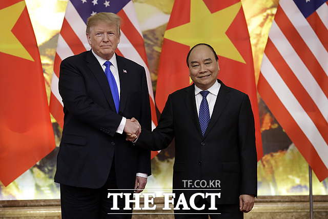 도널드 트럼프 미국 대통령(왼쪽)이 27일(현지시간) 하노이 정부청사에서 응우옌 쑤언 푹 총리를 만나 악수를 하고 있다.