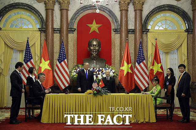 미-베트남 무역 협정 서명식에 참석하고 있는 도널드 트럼프 미국 대통령(왼쪽 네번째)과 응우옌 푸 쫑 베트남 국가주석(왼쪽 다섯번째)