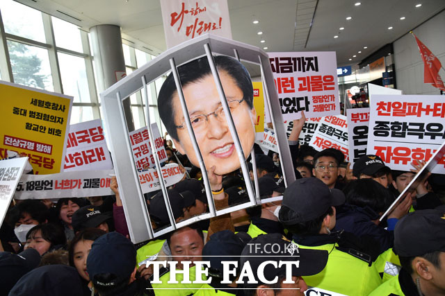 27일 오후 경기도 고양시 킨텍스에서 자유한국당 제3차 전당대회를 앞두고 시민단체들이 자유한국당을 규탄하는 기습시위를 벌이고 있다./고양=남윤호 기자