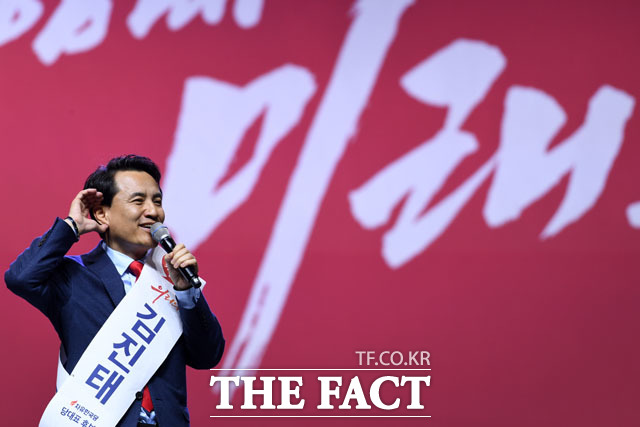 김진태 자유한국당 당대표 후보가 27일 오후 경기도 고양시 킨텍스에서 열린 자유한국당 제3차 전당대회에 참석해 정견발표를 하고 있다./고양=남윤호 기자