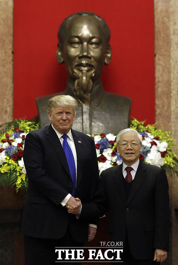 도널드 트럼프 미국 대통령(왼쪽)과 응우옌 푸 쫑 베트남 국가주석이 27일(현지시간) 베트남 하노이 주석궁에서 만나 악수하며 기념촬영을 하고 있다. / 하노이(베트남)=뉴시스