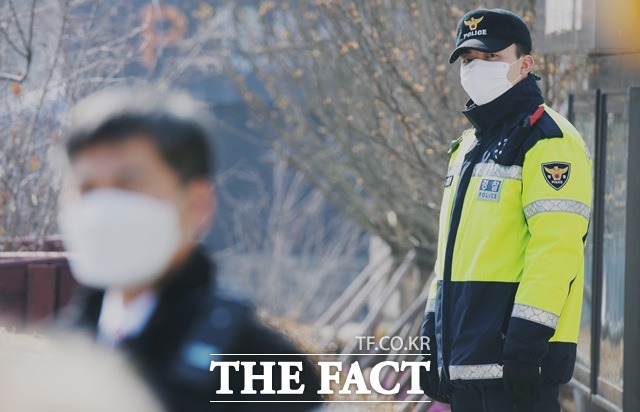 미세먼지 공습, 마스크 필수. 미세먼지 농도는 국제보건기구(WHO) 기준으로 전국적으로 매우 나쁨 수준을 나타내겠다. /이선화 기자