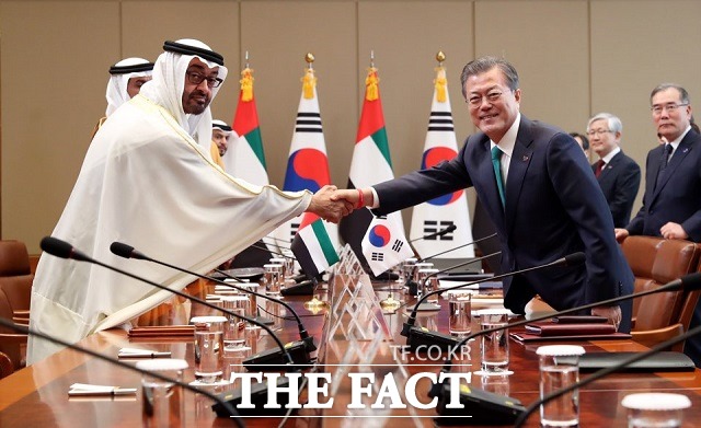 문재인 대통령과 모하메드 빈 자이드 알 나흐얀 아랍에미리트(UAE) 왕세제가 27일 청와대 본관에서 정상회담에 앞서 악수하고 있다. /청와대 제공