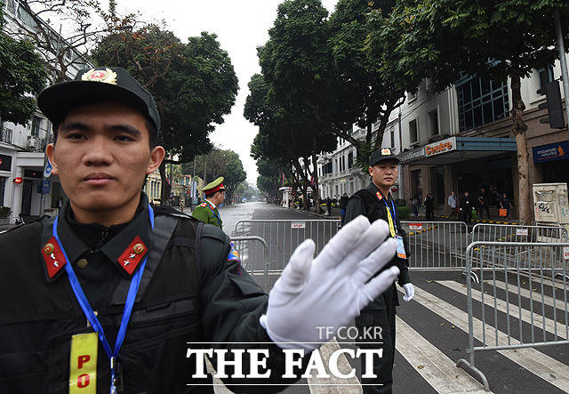 27일 오전(현지시간) 김정은 북한 국무위원장과 트럼프 미국 대통령의 만찬이 예정되어 있는 베트남 하노이 소피텔 레전드 메트로폴 호텔 인근을 베트남 공안과 군인들이 통제하고 있다./ 하노이(베트남)=임세준 기자