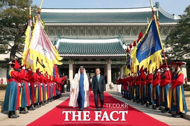 문재인 대통령과 모하메드 빈 자이드 알-나흐얀 아랍에미리트연합 왕세제가 27일 오전 청와대에서 열린 공식환영식에 참석하기 위해 이동하고 있다. /청와대 제공