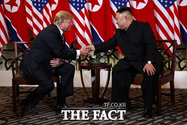 도널드 트럼프 미국 대통령과 김정은 북한 국무위원장이 베트남 하노이 메트로폴 호텔에서 제2차 북미정상회담을 위해 만나 악수하며 웃고 있다. /하노이(베트남)=AP/뉴시스