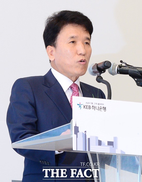 윤석헌 금융감독원장은 함영주 KEB하나은행장(사진)의 3연임과 관련해 금융당국의 우려를 표명했다. /더팩트 DB