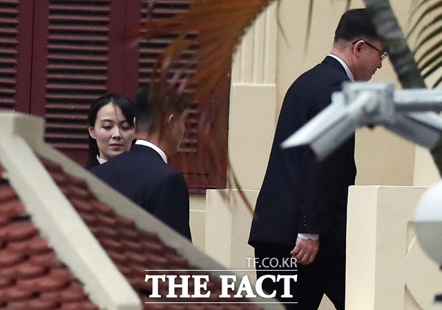 26일 오후 김정은 북한 국무위원장이 베트남 하노이에 위치한 주 베트남 북한 대사관을 방문하고 있는 가운데 김여정 부부장(왼쪽)이 보인다. /하노이(베트남)=임세준 기자